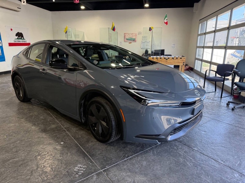 Toyota Prius Vehicle Full-screen Gallery Image 31