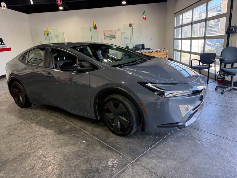 Toyota Prius Vehicle Full-screen Gallery Image 32
