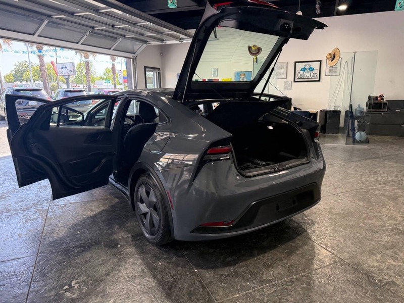 Toyota Prius Vehicle Full-screen Gallery Image 42