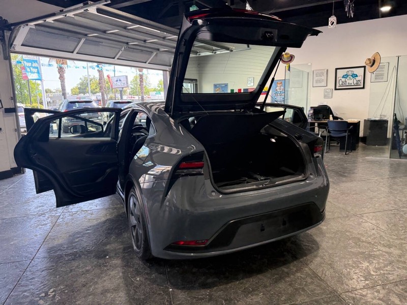 Toyota Prius Vehicle Full-screen Gallery Image 43