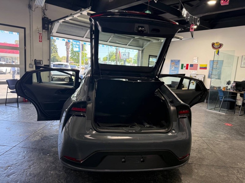 Toyota Prius Vehicle Full-screen Gallery Image 44