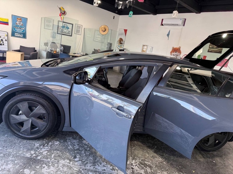 Toyota Prius Vehicle Full-screen Gallery Image 49