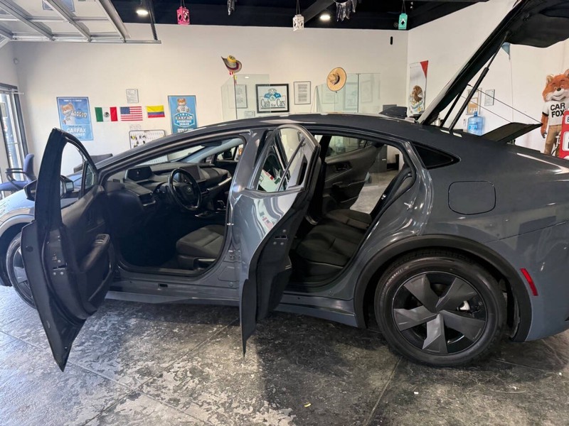 Toyota Prius Vehicle Full-screen Gallery Image 50