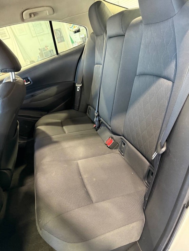 Toyota Corolla Vehicle Full-screen Gallery Image 35