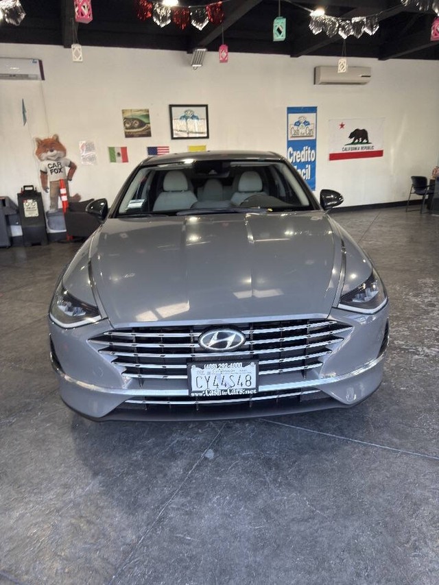 Hyundai Sonata Hybrid Vehicle Full-screen Gallery Image 02