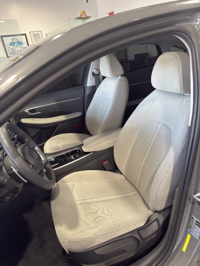 Hyundai Sonata Hybrid Vehicle Full-screen Gallery Image 38
