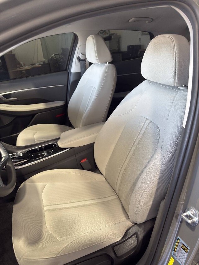 Hyundai Sonata Hybrid Vehicle Full-screen Gallery Image 39