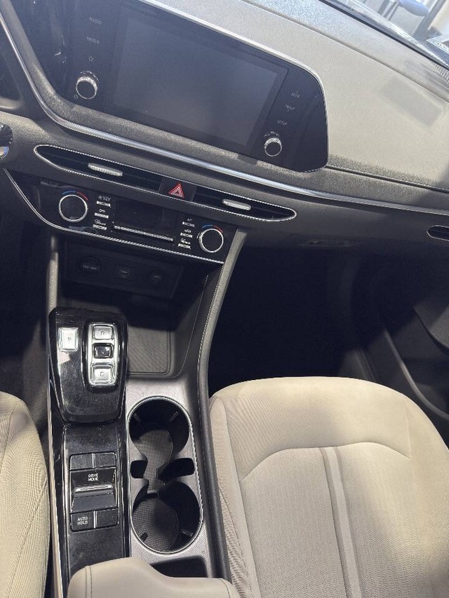 Hyundai Sonata Hybrid Vehicle Full-screen Gallery Image 40