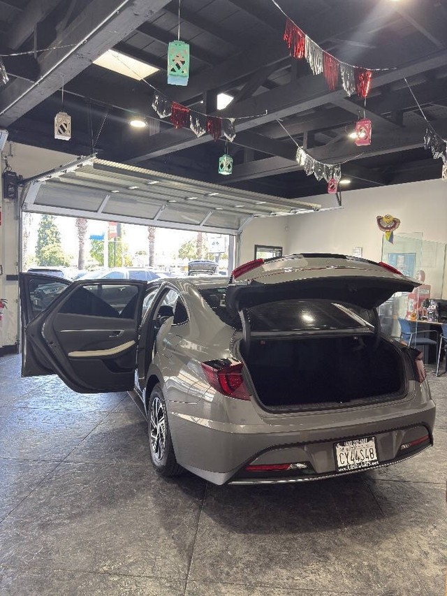 Hyundai Sonata Hybrid Vehicle Full-screen Gallery Image 41