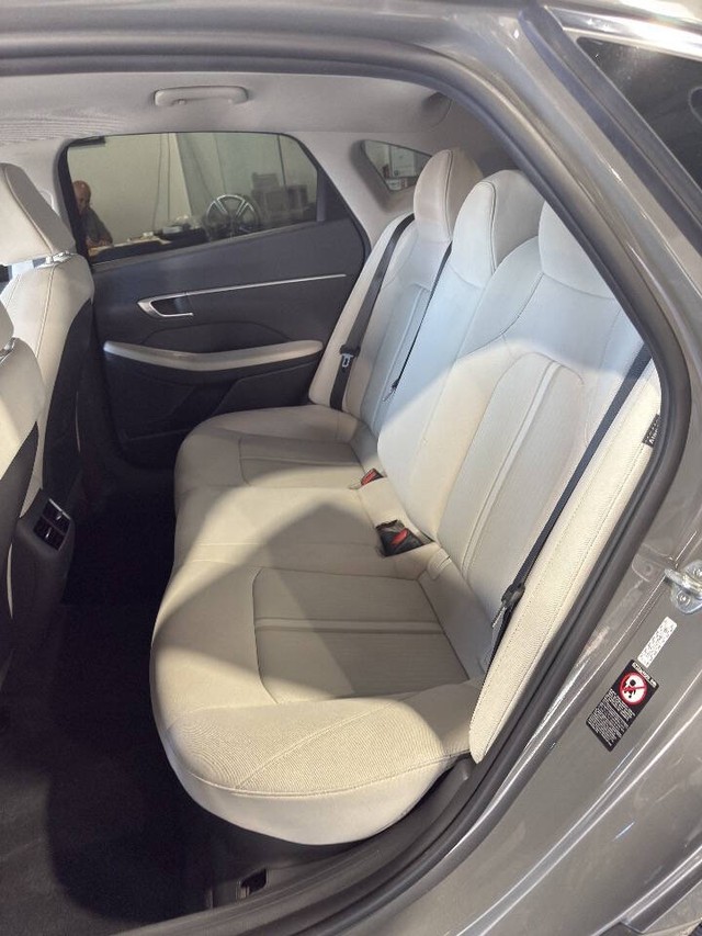 Hyundai Sonata Hybrid Vehicle Full-screen Gallery Image 43