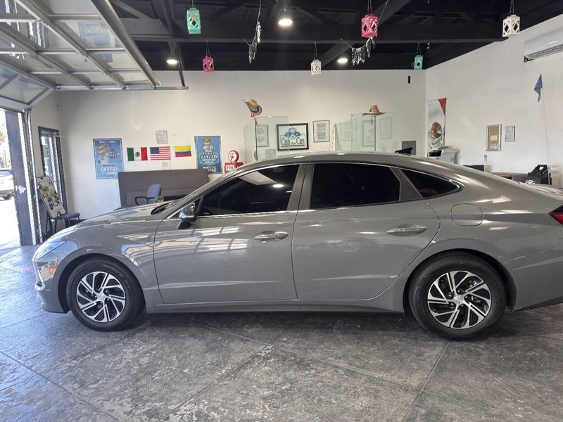 Hyundai Sonata Hybrid Vehicle Full-screen Gallery Image 15