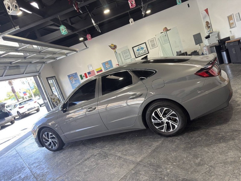 Hyundai Sonata Hybrid Vehicle Full-screen Gallery Image 17