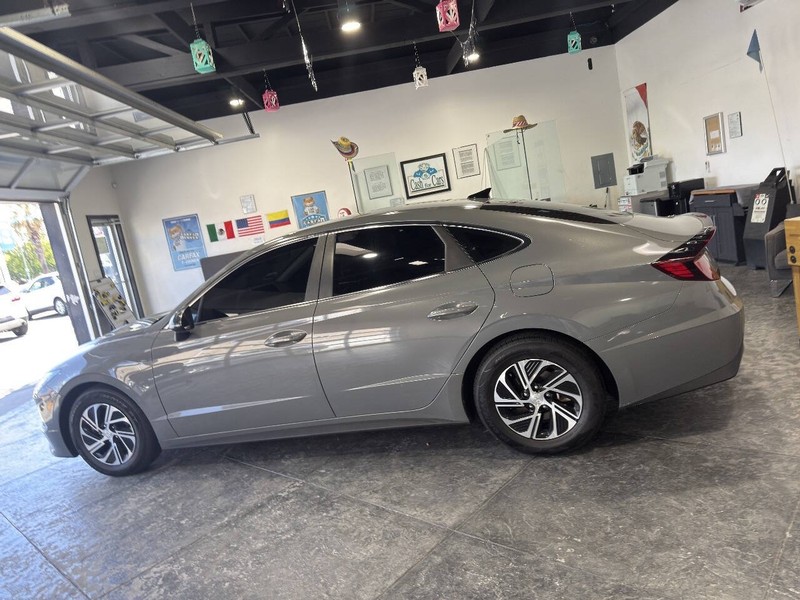 Hyundai Sonata Hybrid Vehicle Full-screen Gallery Image 18