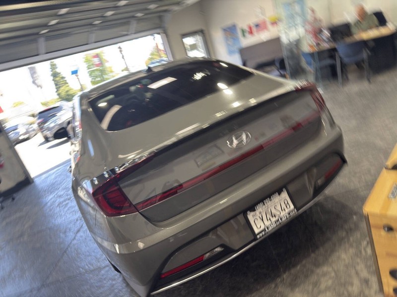 Hyundai Sonata Hybrid Vehicle Full-screen Gallery Image 24