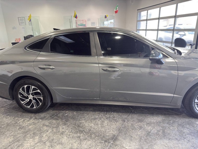 Hyundai Sonata Hybrid Vehicle Full-screen Gallery Image 31