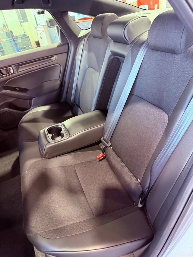 Honda Civic Sedan Vehicle Full-screen Gallery Image 40
