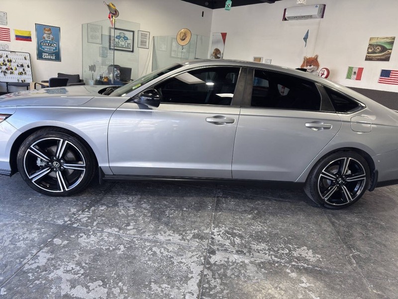 Honda Accord Hybrid Vehicle Full-screen Gallery Image 10