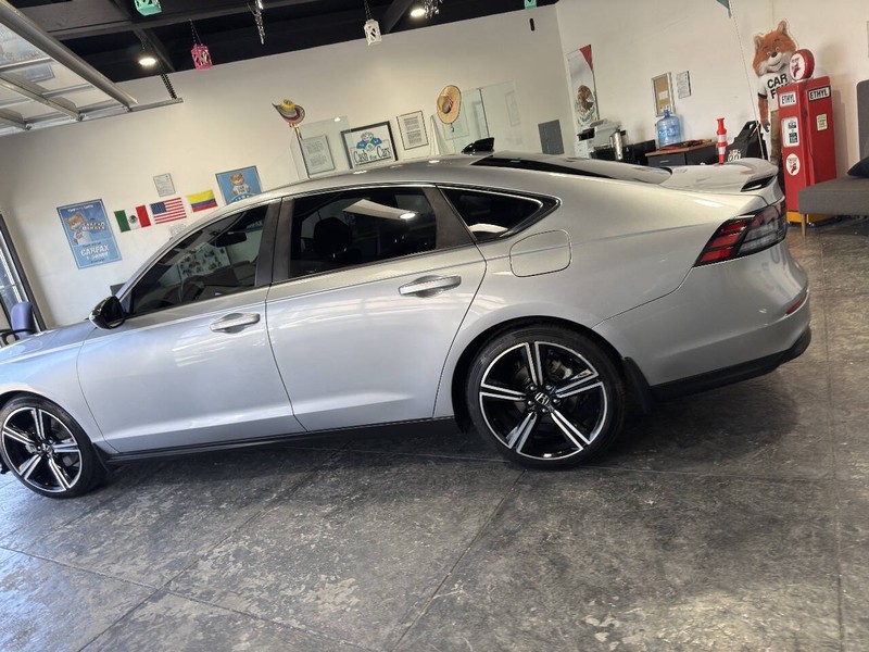Honda Accord Hybrid Vehicle Full-screen Gallery Image 18