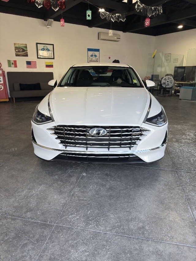 Hyundai Sonata Hybrid Vehicle Full-screen Gallery Image 02