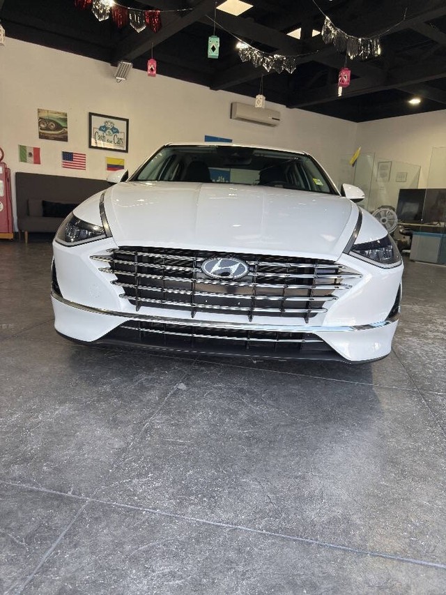 Hyundai Sonata Hybrid Vehicle Full-screen Gallery Image 03