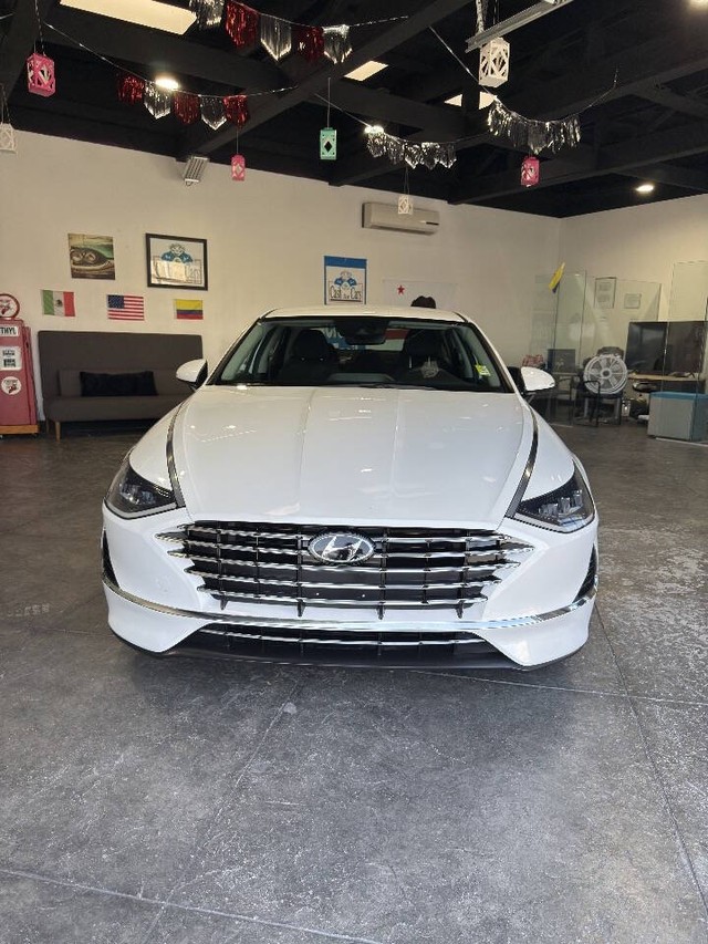 Hyundai Sonata Hybrid Vehicle Full-screen Gallery Image 04