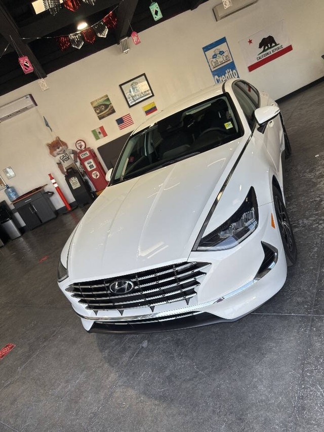 Hyundai Sonata Hybrid Vehicle Full-screen Gallery Image 05