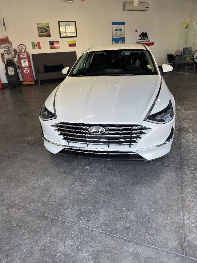 Hyundai Sonata Hybrid Vehicle Full-screen Gallery Image 07
