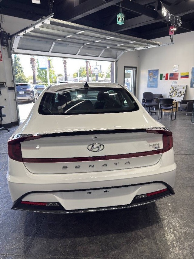 Hyundai Sonata Hybrid Vehicle Full-screen Gallery Image 23
