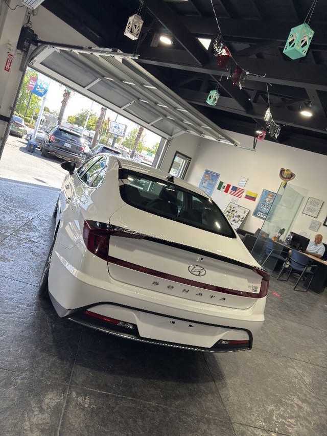 Hyundai Sonata Hybrid Vehicle Full-screen Gallery Image 25