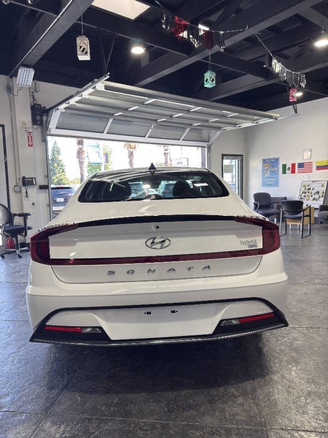 Hyundai Sonata Hybrid Vehicle Full-screen Gallery Image 28