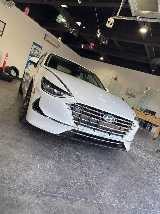 Hyundai Sonata Hybrid Vehicle Full-screen Gallery Image 39