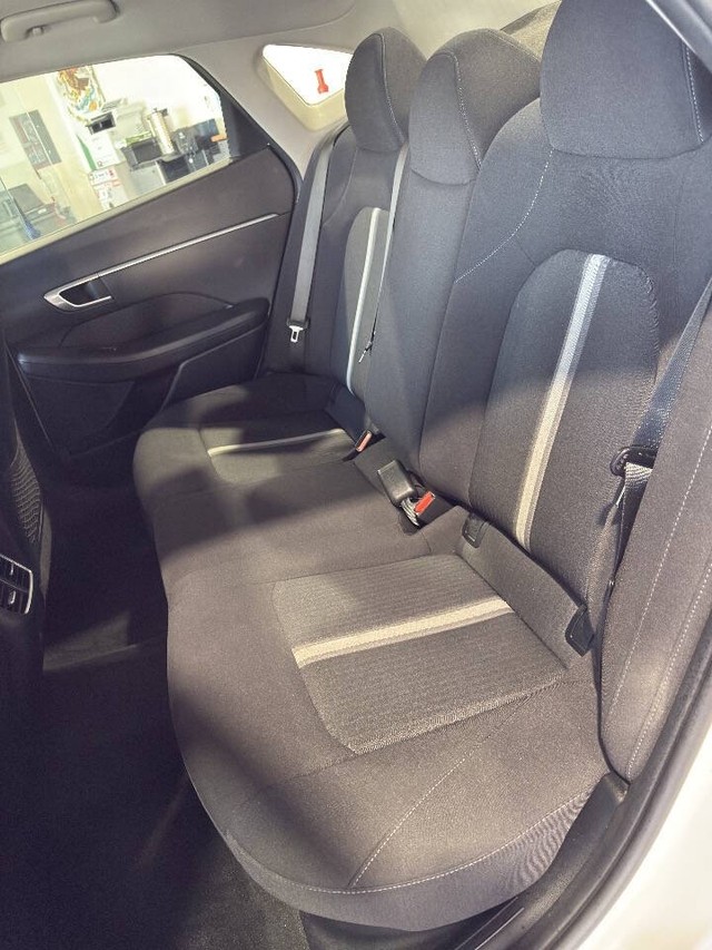 Hyundai Sonata Hybrid Vehicle Full-screen Gallery Image 41