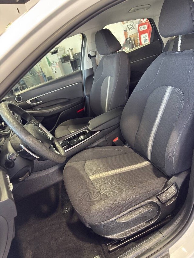 Hyundai Sonata Hybrid Vehicle Full-screen Gallery Image 42