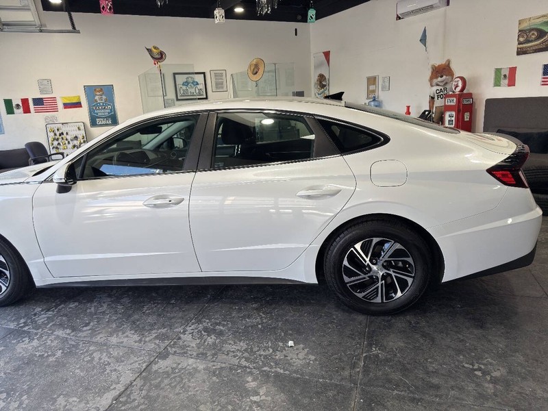 Hyundai Sonata Hybrid Vehicle Full-screen Gallery Image 11