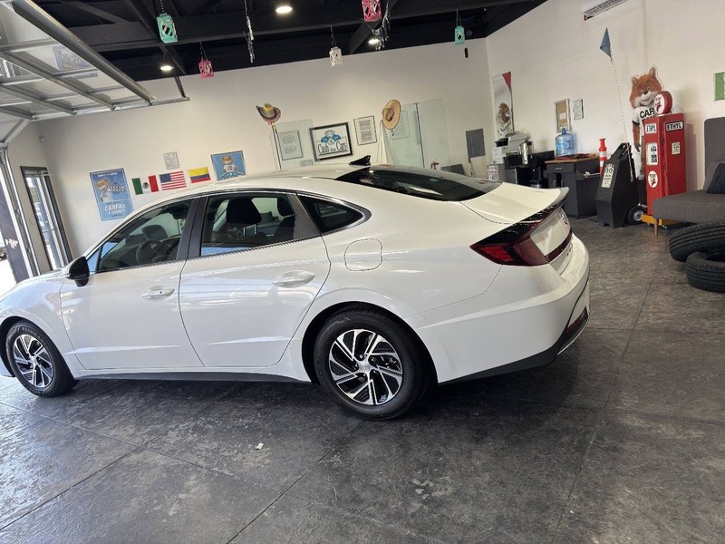 Hyundai Sonata Hybrid Vehicle Full-screen Gallery Image 14