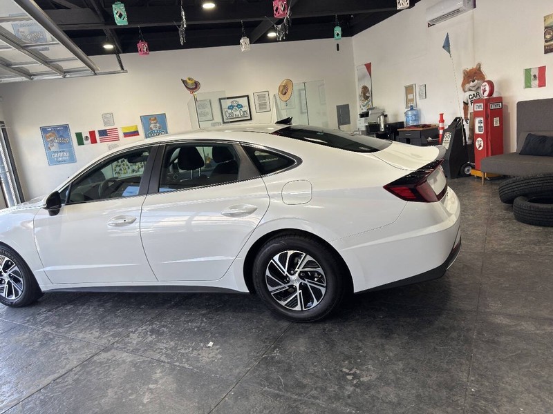Hyundai Sonata Hybrid Vehicle Full-screen Gallery Image 15