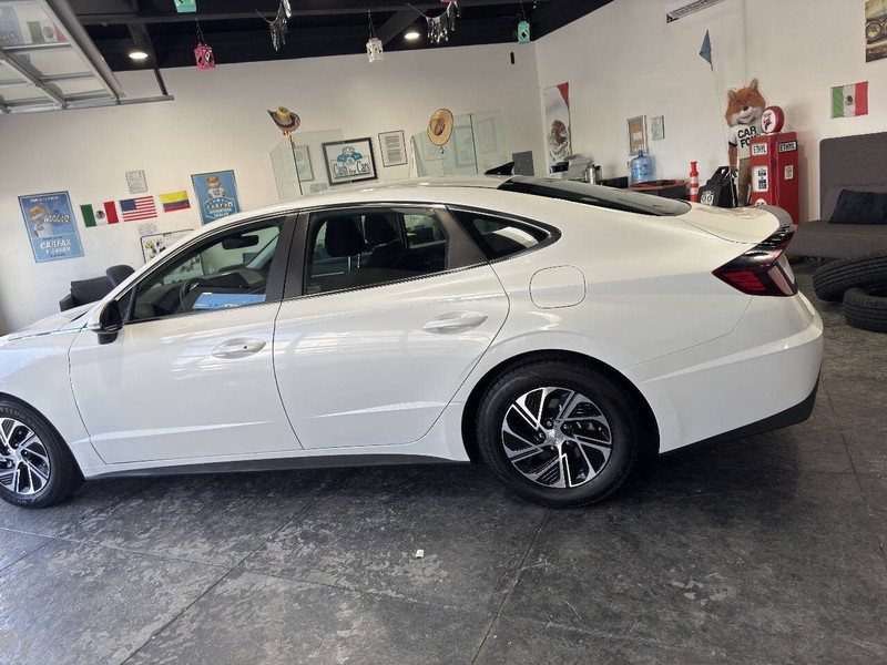 Hyundai Sonata Hybrid Vehicle Full-screen Gallery Image 16