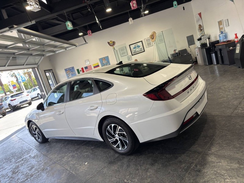 Hyundai Sonata Hybrid Vehicle Full-screen Gallery Image 17