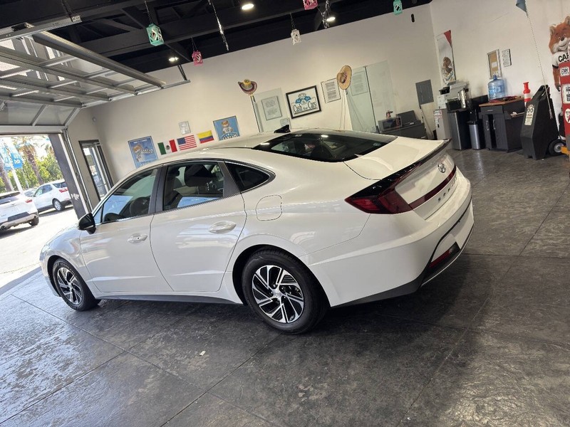 Hyundai Sonata Hybrid Vehicle Full-screen Gallery Image 18