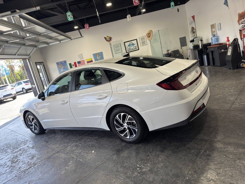 Hyundai Sonata Hybrid Vehicle Full-screen Gallery Image 19