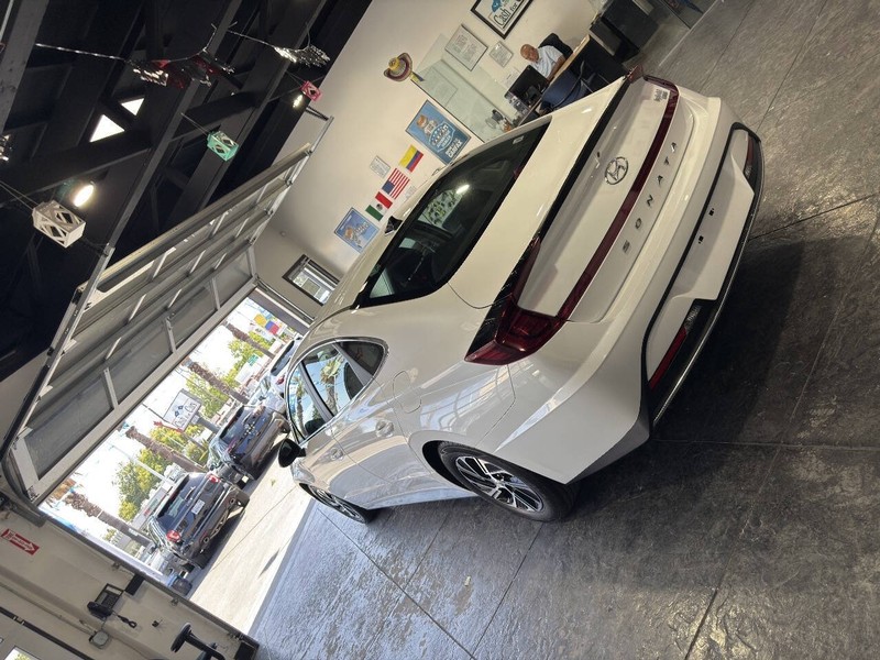 Hyundai Sonata Hybrid Vehicle Full-screen Gallery Image 21