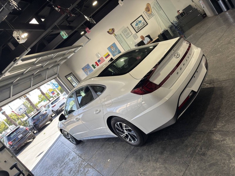 Hyundai Sonata Hybrid Vehicle Full-screen Gallery Image 22