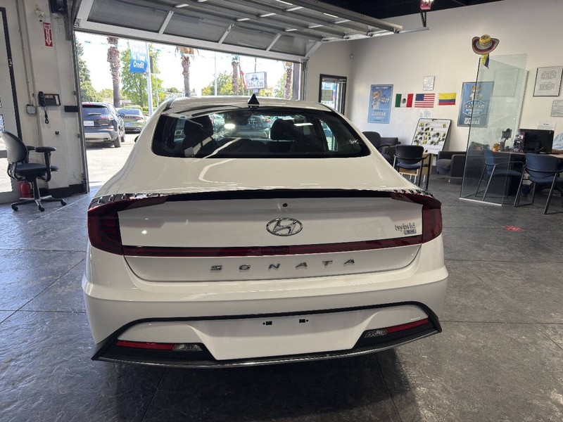 Hyundai Sonata Hybrid Vehicle Full-screen Gallery Image 24