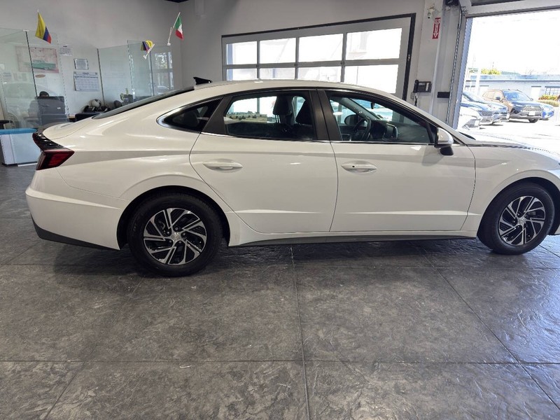 Hyundai Sonata Hybrid Vehicle Full-screen Gallery Image 26