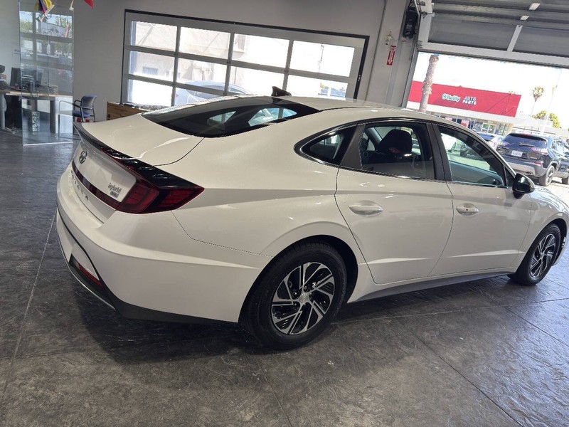 Hyundai Sonata Hybrid Vehicle Full-screen Gallery Image 27