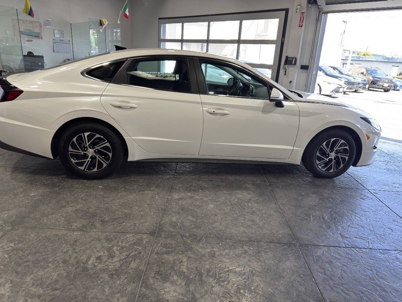 Hyundai Sonata Hybrid Vehicle Full-screen Gallery Image 31