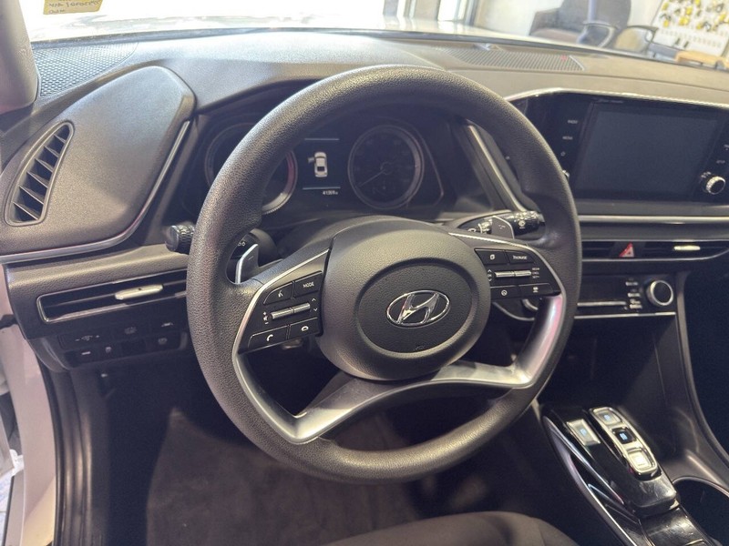 Hyundai Sonata Hybrid Vehicle Full-screen Gallery Image 38