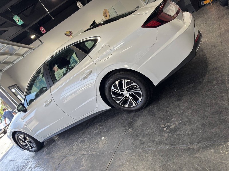 Hyundai Sonata Hybrid Vehicle Full-screen Gallery Image 49