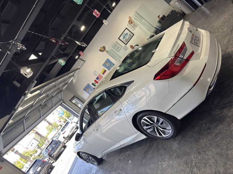 Honda Accord Hybrid Vehicle Full-screen Gallery Image 16