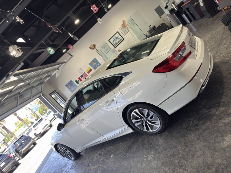 Honda Accord Hybrid Vehicle Full-screen Gallery Image 17